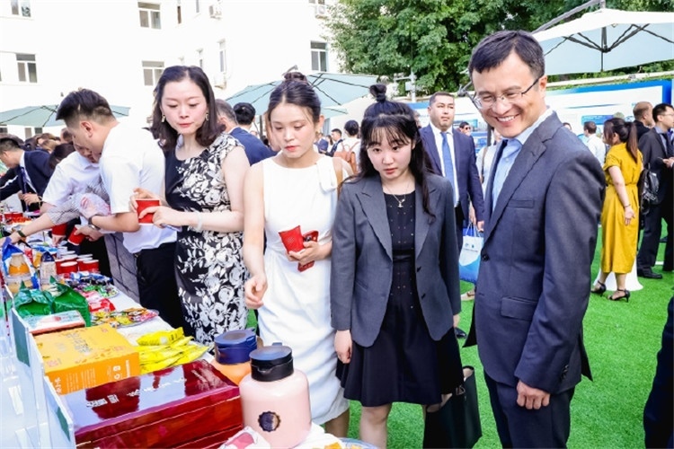 與會嘉賓參觀品鑒上合組織農業(yè)基地特產。主辦方供圖