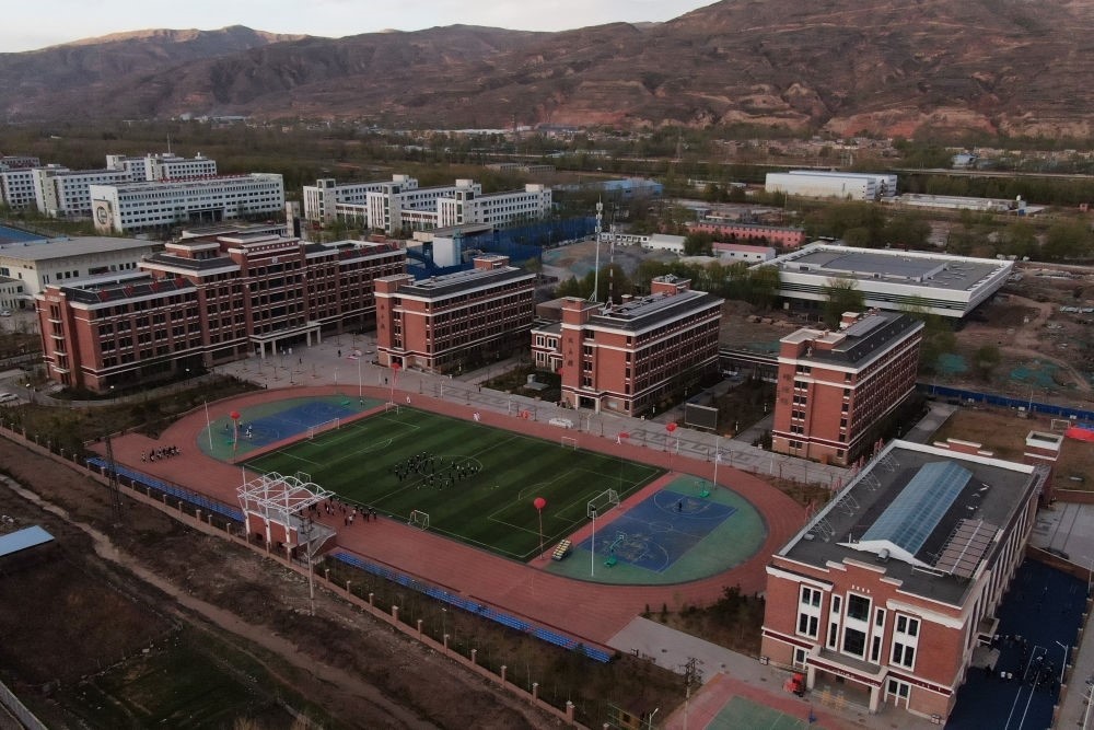 這是果洛西寧民族中學(xué)（2021年4月28日攝，無(wú)人機(jī)照片）。