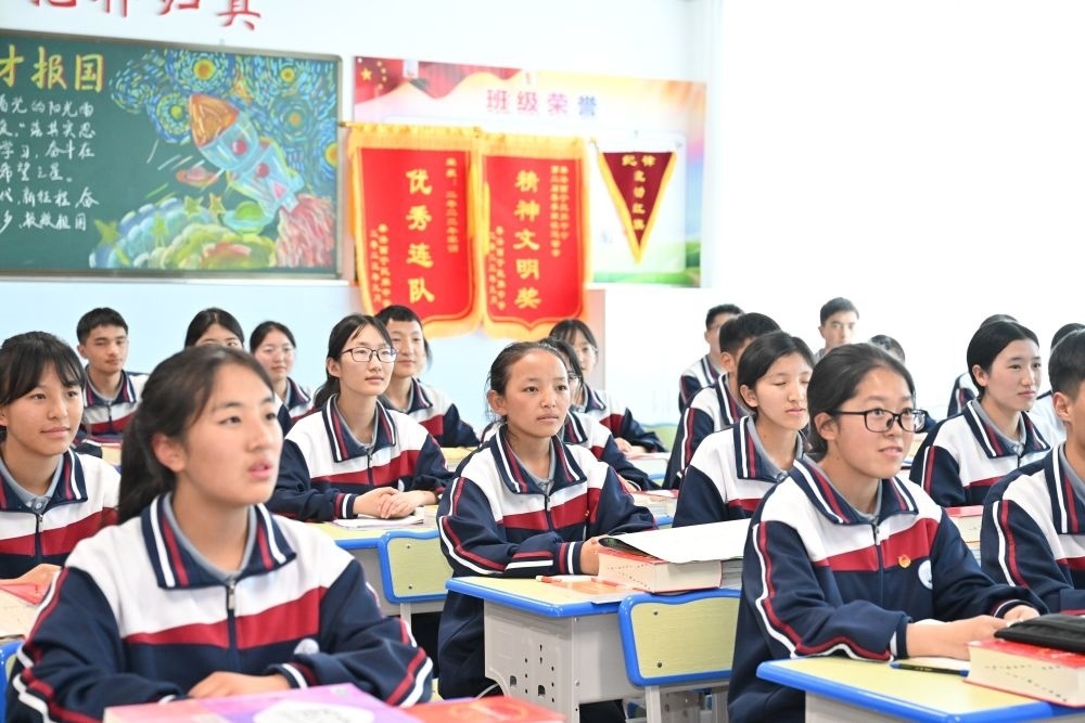 2024年6月18日，果洛西寧民族中學學生在上課。