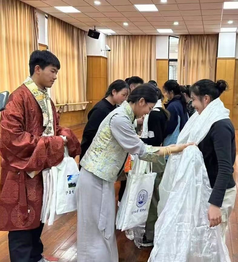2024年1月18日，在上海市大同中學，果洛西寧民族中學學生給上海大同中學師生獻哈達。新華社發(fā)（果洛州教育局供圖）