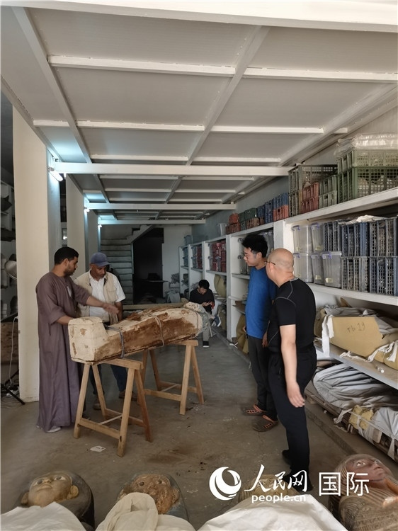 圖為中埃薩卡拉新出土文物數(shù)字化調(diào)查與研究項(xiàng)目團(tuán)隊(duì)在工作現(xiàn)場。