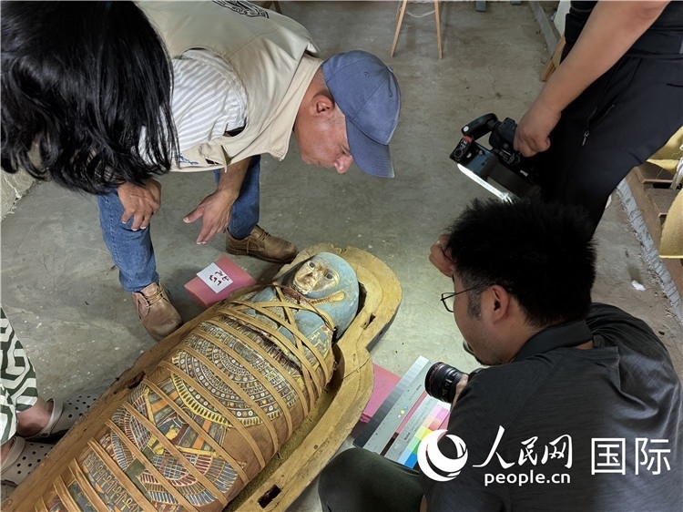 圖為中埃薩卡拉新出土文物數(shù)字化調(diào)查與研究項(xiàng)目團(tuán)隊(duì)在工作現(xiàn)場。薛江攝