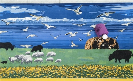 在青海省西寧市圣源地毯集團(tuán)有限公司生產(chǎn)車間，操作工檢查毯面、拔花刺（2023年2月4日攝）。新華社記者 才揚(yáng) 攝