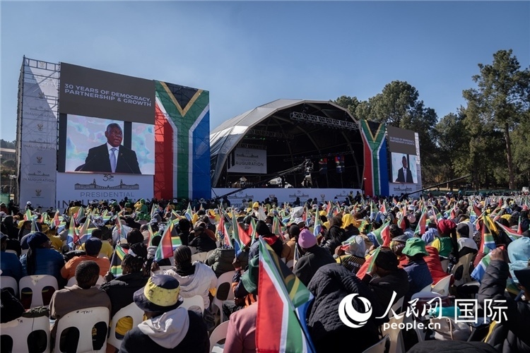 南非民眾觀看拉馬福薩總統(tǒng)就職演說(shuō)。 人民日?qǐng)?bào)非洲中心分社 希拉茲·莫林?jǐn)z