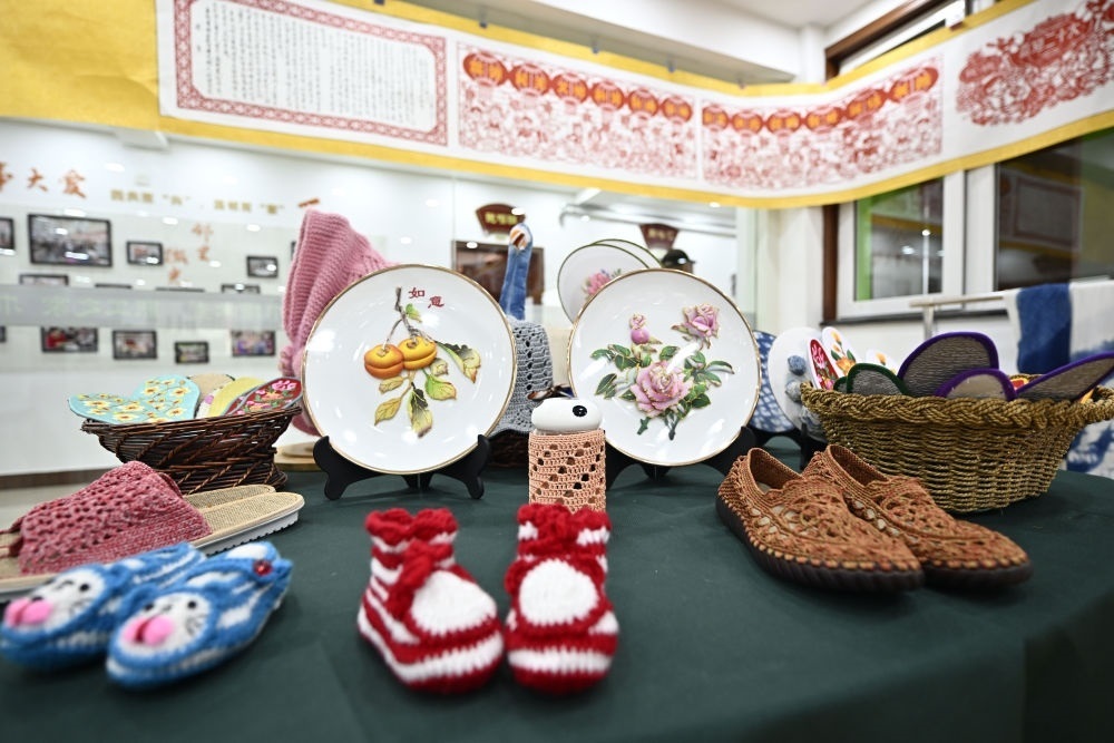 長城花園社區(qū)居民制作的手工藝品（6月19日攝）。