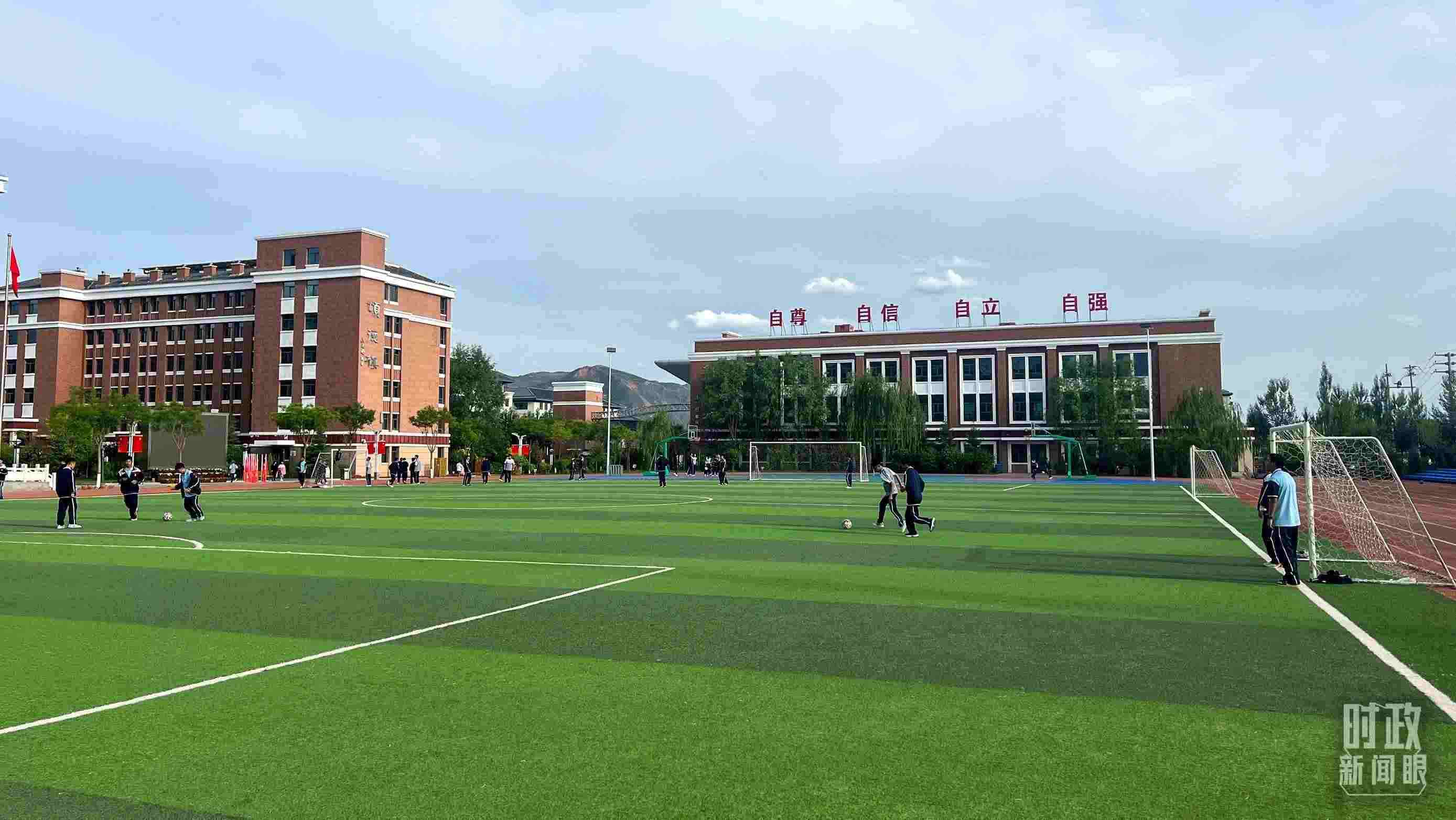 △果洛西寧民族中學(xué)。（總臺(tái)央視記者楊波、楊新禹拍攝）
