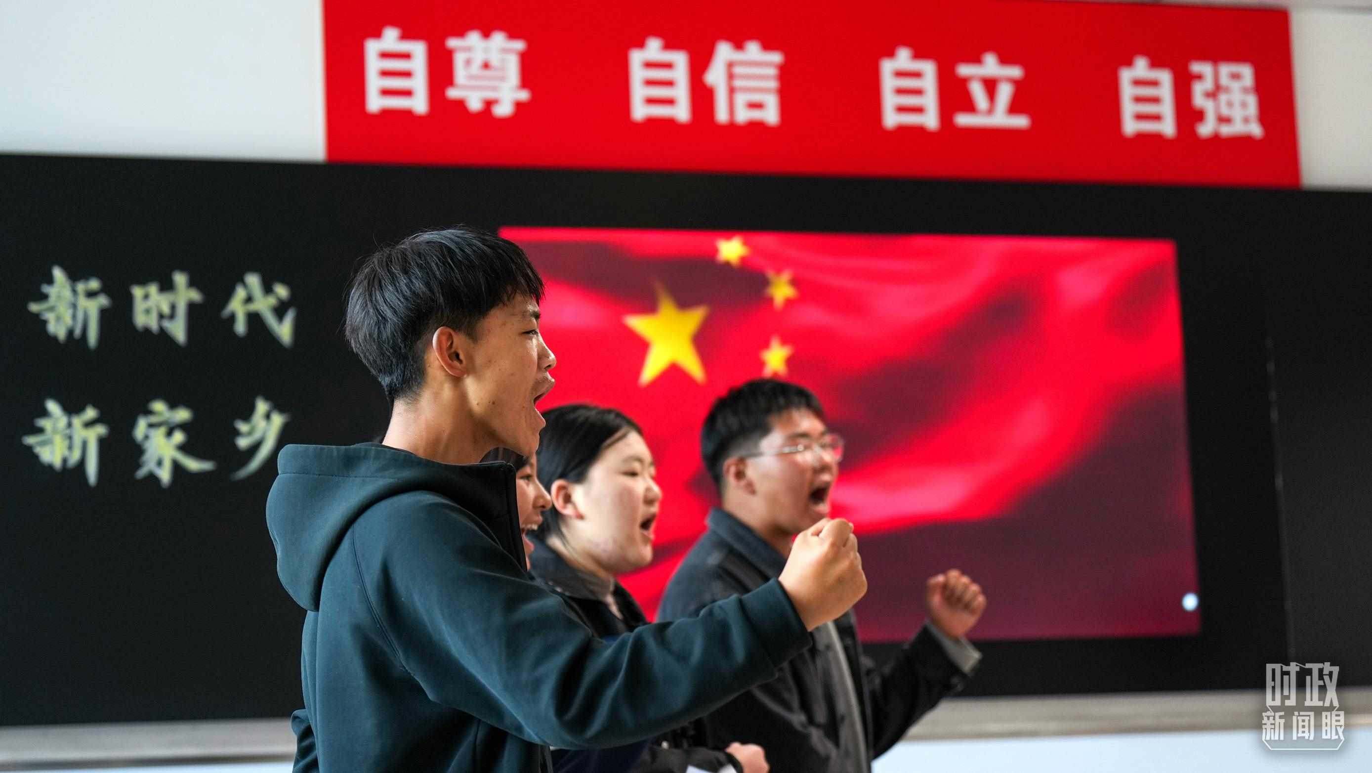 △果洛西寧民族中學(xué)高一（1）班的“新時(shí)代、新家鄉(xiāng)”主題思政課。（總臺(tái)央視記者許永松、國(guó)廣記者李晉拍攝）