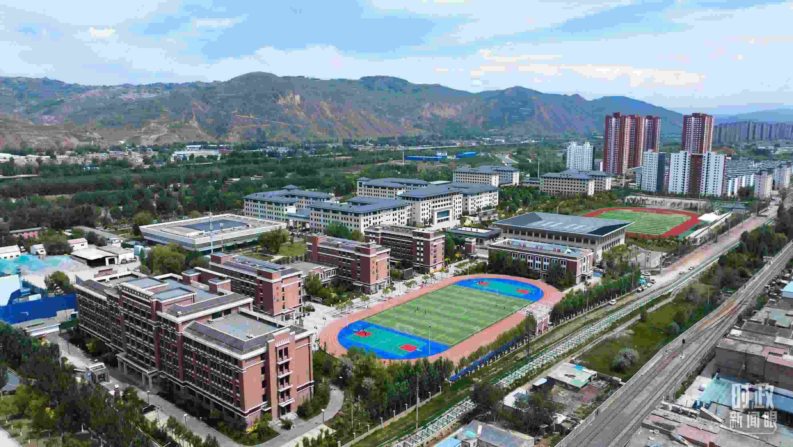 △果洛西寧民族中學(xué)。（總臺(tái)記者閆懋鵬拍攝）