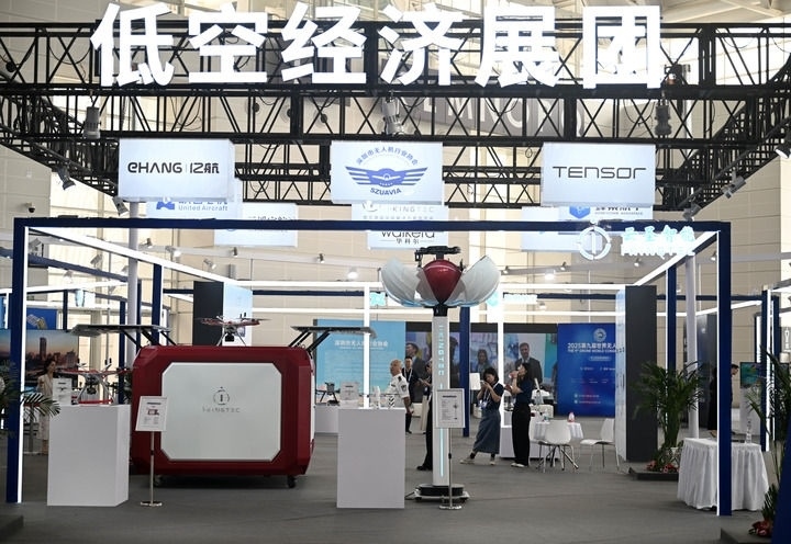 6月20日，參觀者在博覽會低空經(jīng)濟展團參觀。新華社記者 趙子碩 攝