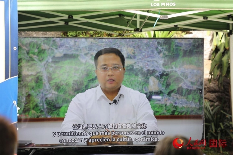 德化縣人民政府縣長方俊欽視頻致辭。人民網 埃內斯托·多明戈斯攝