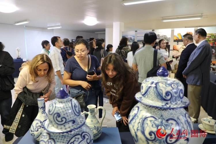 在展覽現場，觀眾們駐足欣賞德化瓷和墨西哥彩瓷。人民網 埃內斯托·多明戈斯攝