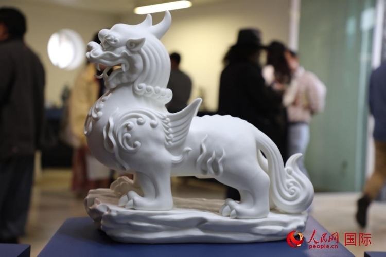 展覽現場的德化白瓷。人民網 埃內斯托·多明戈斯攝