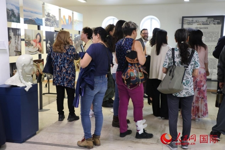 在展覽現場，觀眾們駐足欣賞德化白瓷和墨西哥彩瓷。人民網 埃內斯托·多明戈斯攝
