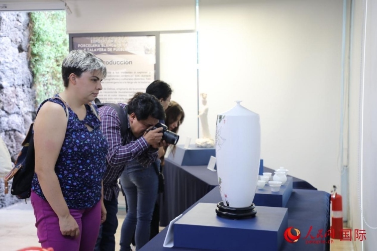 在展覽現場，觀眾們駐足欣賞德化白瓷和墨西哥彩瓷。人民網 埃內斯托·多明戈斯攝