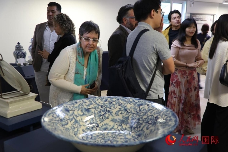 在展覽現場，觀眾們駐足欣賞德化白瓷和墨西哥彩瓷。人民網 埃內斯托·多明戈斯攝