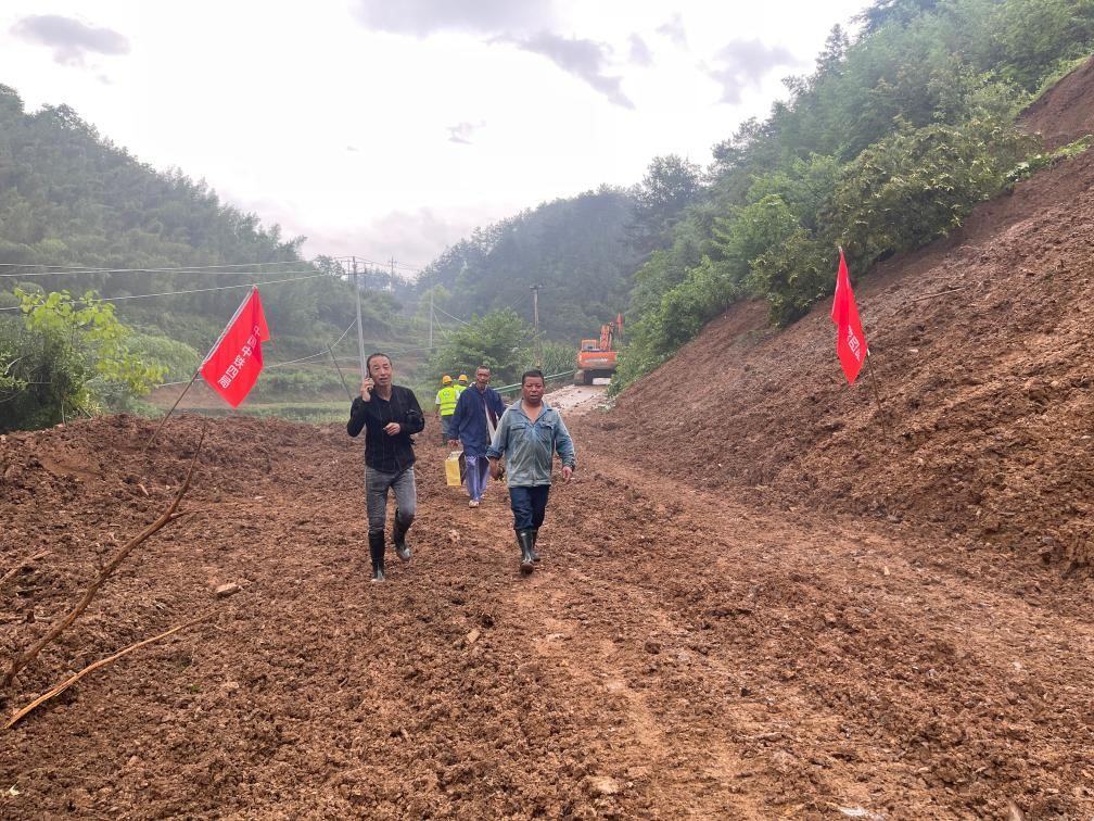 6月22日，木石里008縣道最后一個塌方點搶通。（受訪者供圖）