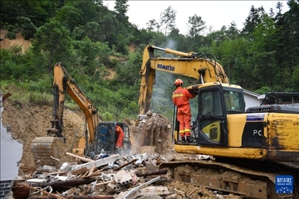 6月23日，救援人員在魚(yú)市鎮(zhèn)斗溪村龍?zhí)两M山體滑坡現(xiàn)場(chǎng)開(kāi)展救援工作。新華社記者 陳振海 攝