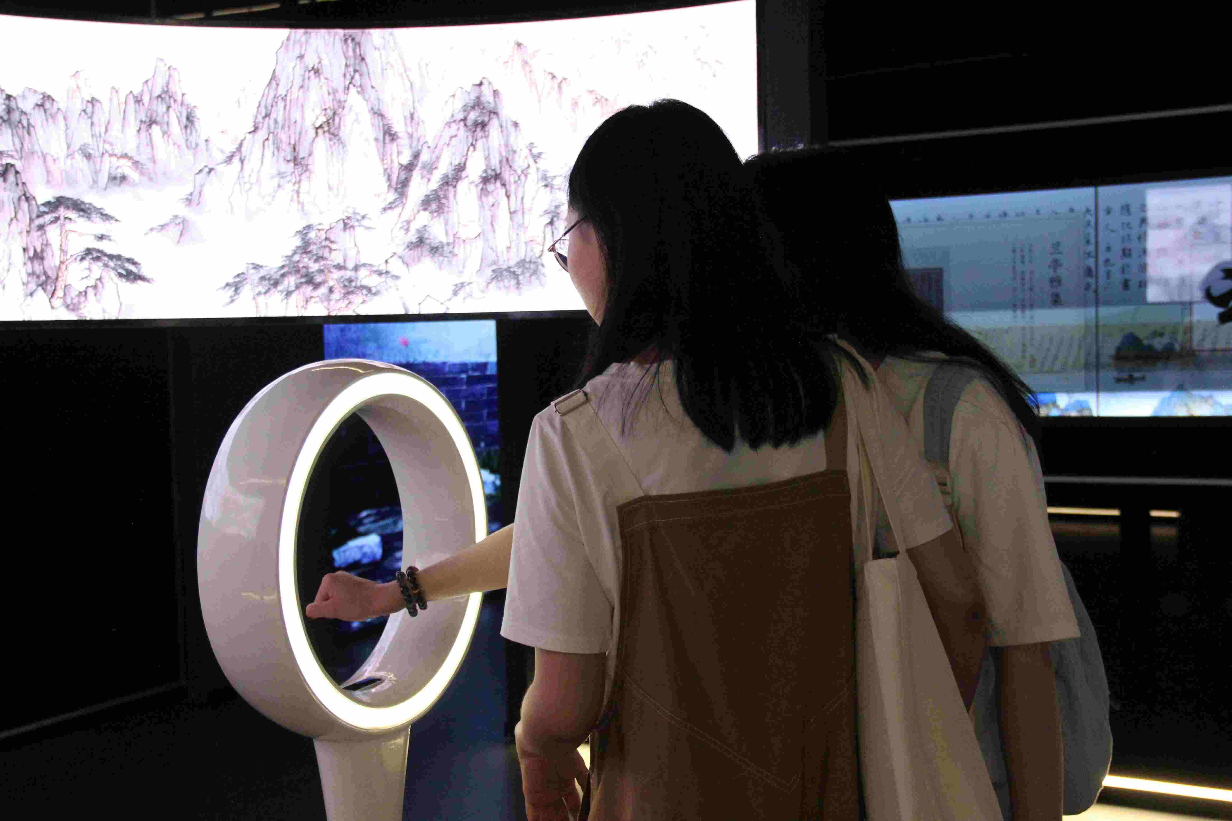 游客在“元啟金陵”南京數(shù)字文化客廳參觀并參與互動(dòng)。受訪者供圖