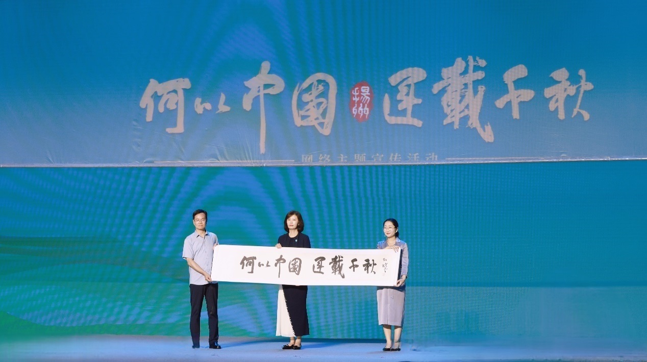 隋唐大運(yùn)河文化博物館館長曹岳森（左）、揚(yáng)州中國大運(yùn)河博物館館長鄭晶（中）、浙東運(yùn)河博物館負(fù)責(zé)人張慧（右）共同展卷。