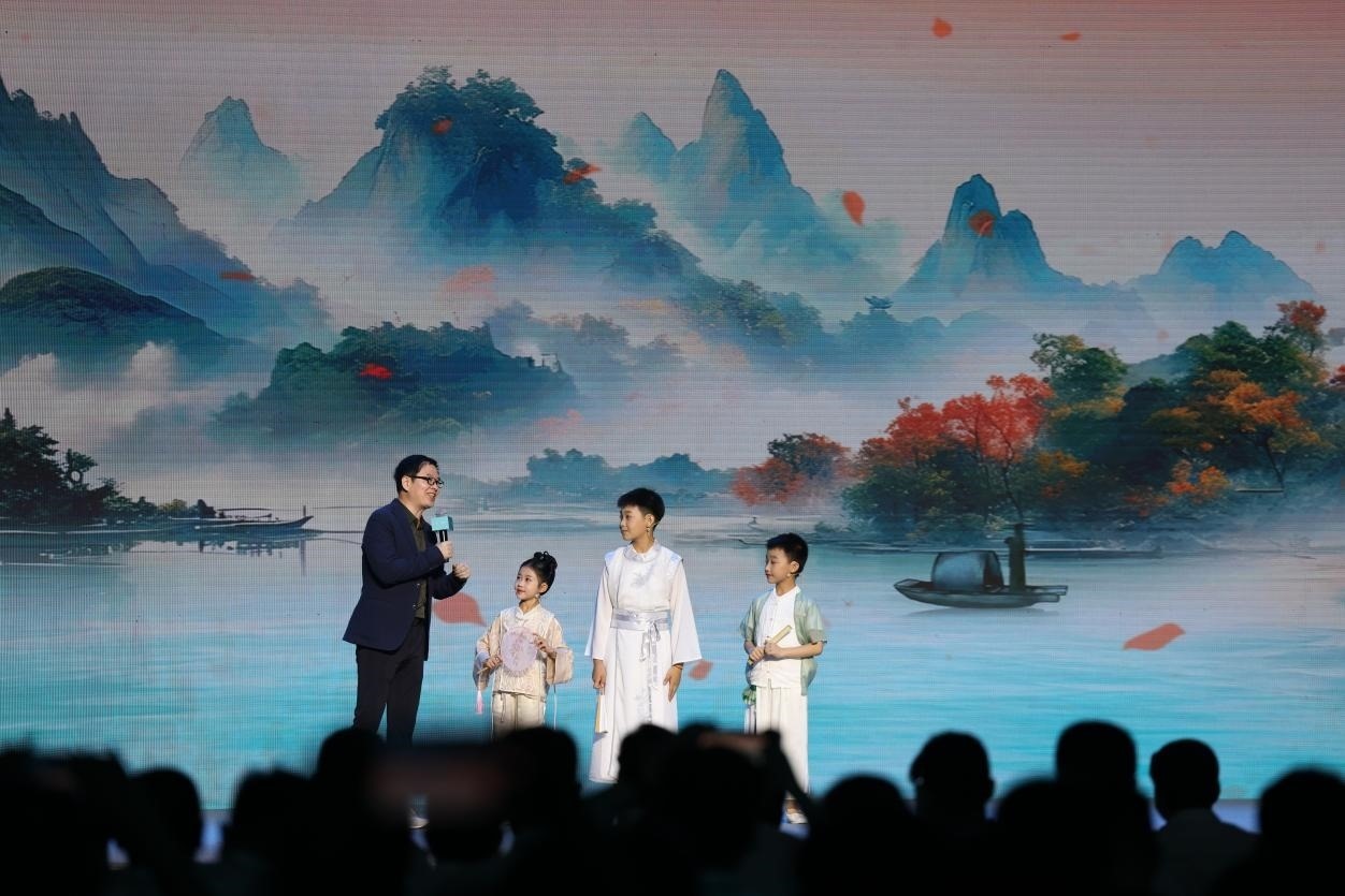 南京師范大學(xué)教授酈波（左一）與2024中國詩詞大會選手張可兒（左二）、姜敬曦（右二），揚(yáng)州市邗江區(qū)實驗學(xué)校蔣王小學(xué)學(xué)生陸俊屹（右一）趣談大運(yùn)河詩詞文化。