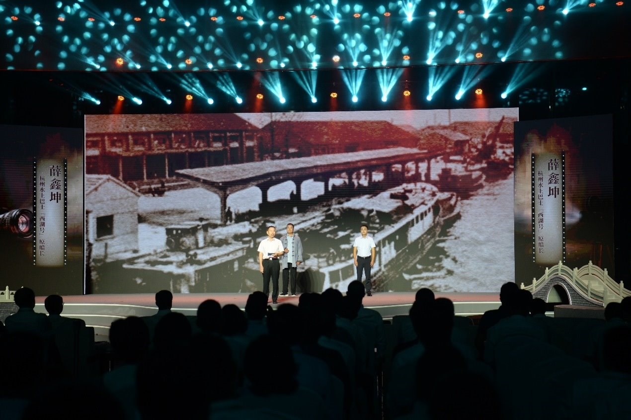 杭州水上巴士“西湖”號原船長薛鑫坤（左）、窯灣古鎮(zhèn)漁民藝術(shù)團(tuán)團(tuán)長沈召明（中）、港航潤楊6060貨船主楊杰偉（右）現(xiàn)場講述。