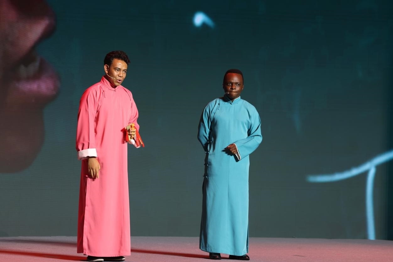 來自馬達(dá)加斯加的北京外國語大學(xué)教師唐磊（左）和來自肯尼亞的天津師范大學(xué)博士生孔愛凱（右）說唱大運(yùn)河。