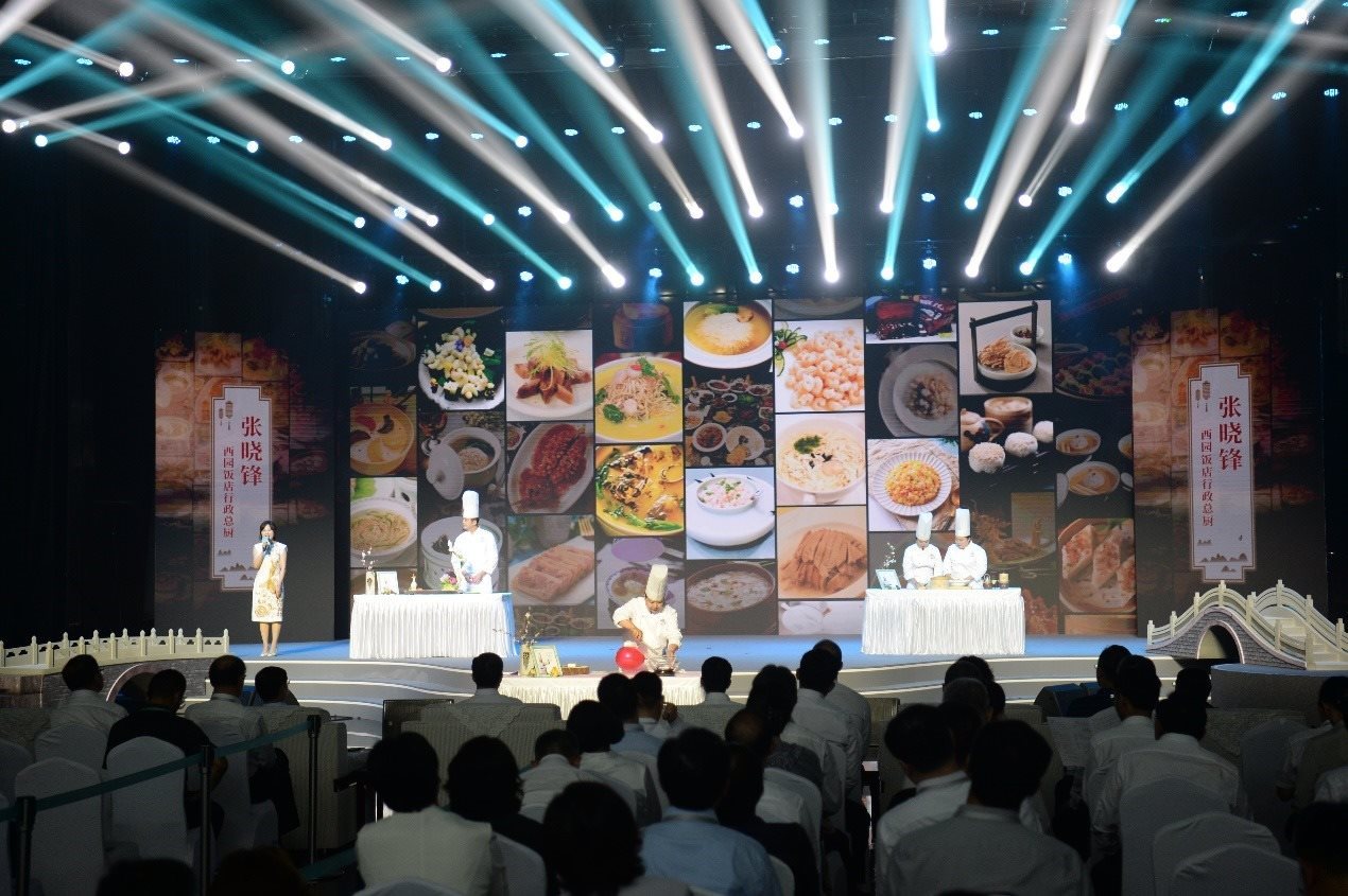 花園國際大酒店廚師長朱燾、西園飯店行政總廚張曉鋒、冶春面點(diǎn)總廚倪秋香、冶春面點(diǎn)制作技藝第五代傳人陳詩雅展示淮揚(yáng)菜絕技。