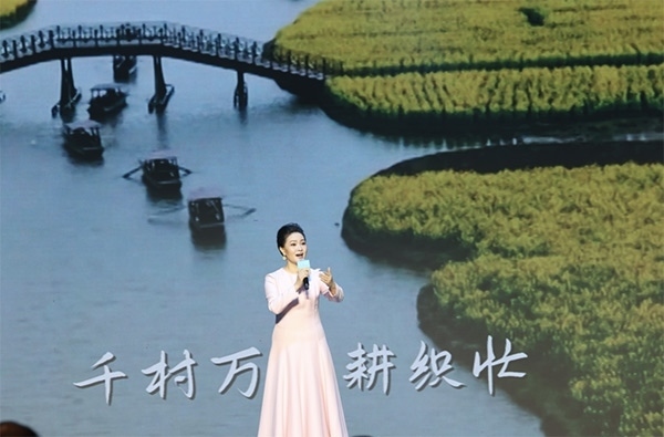 歌唱家、中國音樂學(xué)院教授雷佳現(xiàn)場演唱。