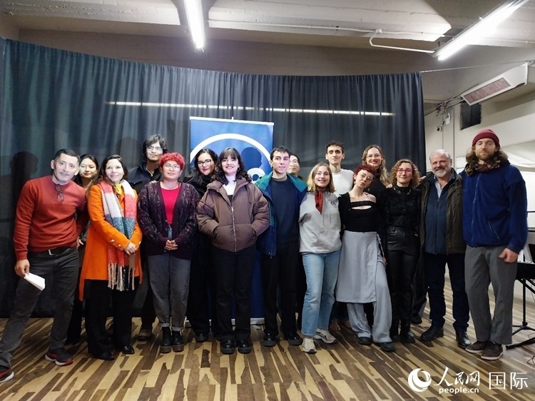 活動(dòng)現(xiàn)場(chǎng)藝術(shù)家合影。人民網(wǎng)記者 許放攝