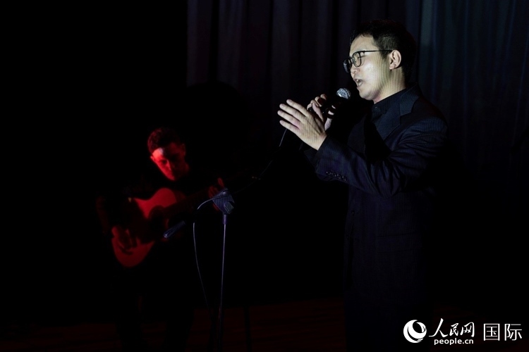 歌曲表演。馬丁·薩巴拉攝