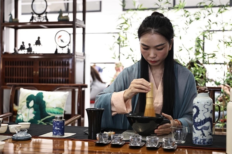 茶藝師現(xiàn)場(chǎng)展示宋式點(diǎn)茶。拉巴特中國(guó)文化中心供圖