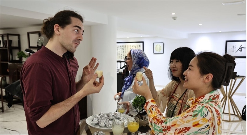 嘉賓品嘗茶葉蛋。拉巴特中國(guó)文化中心供圖