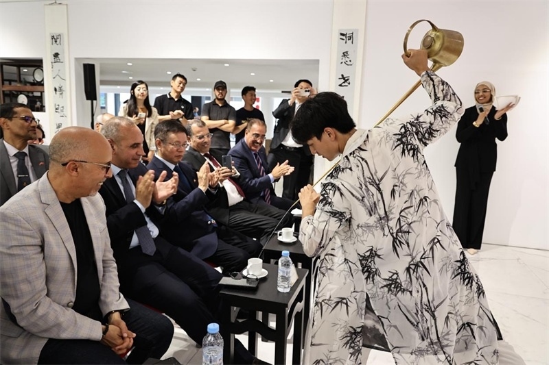 長(zhǎng)嘴壺斟茶。拉巴特中國(guó)文化中心供圖