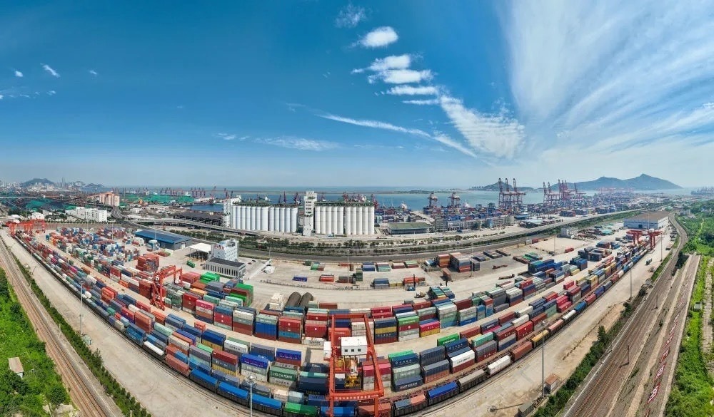 中哈連云港物流合作基地及集裝箱碼頭。（圖源：新華社）