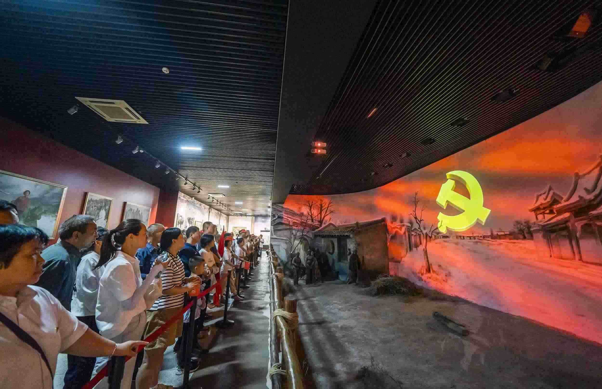 山西呂梁，游客正在文水縣劉胡蘭紀(jì)念館參觀。（圖片來(lái)源：視覺(jué)中國(guó)）