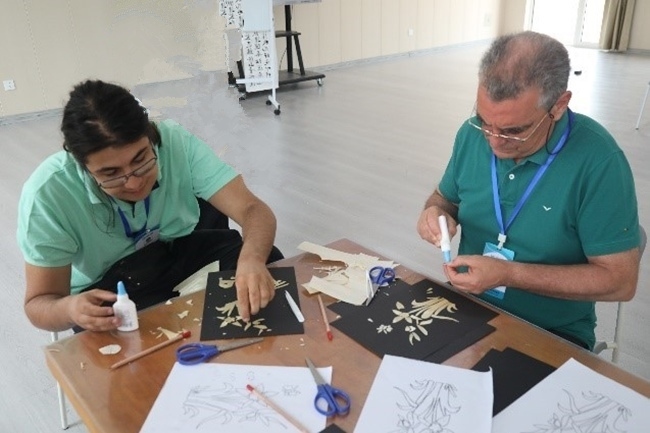 葡萄牙魯班工坊師生制作麥秸畫。