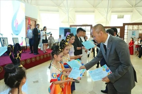 △當?shù)貢r間6月27日，2024“未來世界”國際青少年藝術(shù)展演在塔吉克斯坦國家博物館開幕。