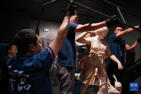 7月2日，工作人員將開(kāi)箱后的古希臘文物放置在展臺(tái)上。新華社記者 張端 攝