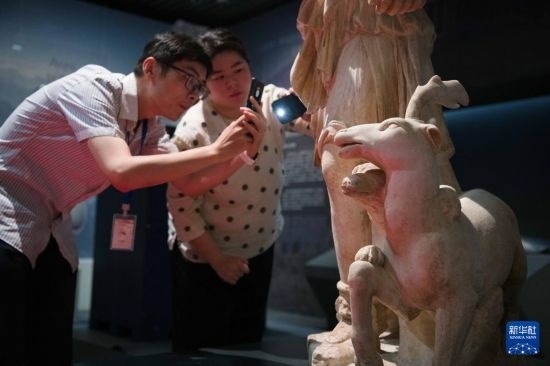 7月2日，安徽博物院工作人員在拍攝開(kāi)箱后的古希臘文物。新華社記者 張端 攝