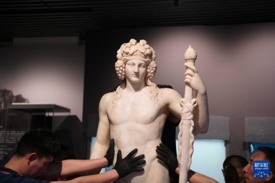 7月2日，工作人員將開(kāi)箱后的古希臘文物放置在展臺(tái)上。新華社記者 張端 攝