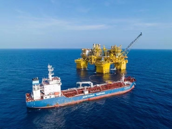 “深海一號(hào)”正在開(kāi)展凝析油外輸作業(yè)。徐海舟攝