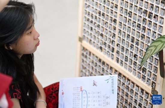 7月3日，外國(guó)學(xué)生在了解中國(guó)的活字印刷。新華社記者 李然 攝