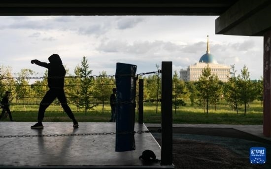 7月2日，在哈薩克斯坦首都阿斯塔納，一名男子在橋下運(yùn)動(dòng)場練習(xí)拳擊。新華社記者 白雪騏 攝