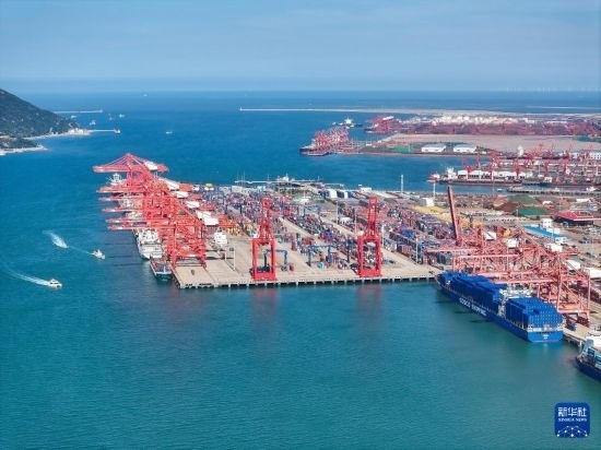 6月26日，貨輪?？吭谶B云港港集裝箱碼頭（無(wú)人機(jī)照片）。新華社記者 季春鵬 攝