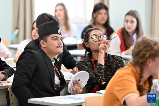 7月3日，外國(guó)學(xué)生在學(xué)習(xí)中國(guó)文化。新華社記者 李然 攝