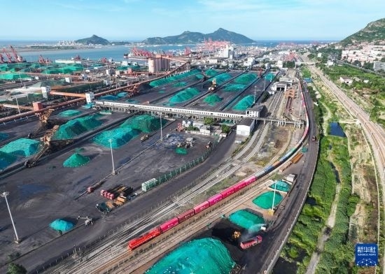 6月26日，“韓國(guó)-連云港-中亞”國(guó)際多式聯(lián)運(yùn)班列從中哈連云港物流合作基地出發(fā)，駛往哈薩克斯坦、烏茲別克斯坦（無(wú)人機(jī)照片）。班列運(yùn)載的55個(gè)大柜此前于6月13日從韓國(guó)境內(nèi)發(fā)出，經(jīng)釜山港海運(yùn)抵達(dá)連云港后轉(zhuǎn)由鐵路運(yùn)輸。新華社記者 季春鵬 攝