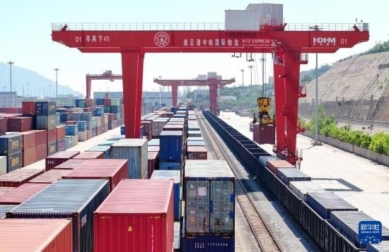 6月30日，在中哈連云港物流合作基地，大型機(jī)械在吊裝集裝箱（無(wú)人機(jī)照片）。新華社發(fā)（王健民 攝）