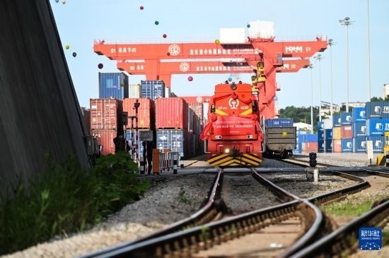 6月26日，“韓國(guó)-連云港-中亞”國(guó)際多式聯(lián)運(yùn)班列從中哈連云港物流合作基地出發(fā)，駛往哈薩克斯坦、烏茲別克斯坦。班列運(yùn)載的55個(gè)大柜此前于6月13日從韓國(guó)境內(nèi)發(fā)出，經(jīng)釜山港海運(yùn)抵達(dá)連云港后轉(zhuǎn)由鐵路運(yùn)輸。新華社記者 季春鵬 攝