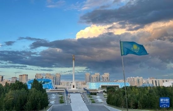 這是7月2日拍攝的哈薩克斯坦首都阿斯塔納獨(dú)立廣場。新華社記者 岳月偉 攝
