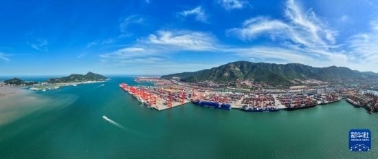 6月26日，貨輪?？吭谶B云港港集裝箱碼頭（無(wú)人機(jī)照片）。新華社記者 季春鵬 攝